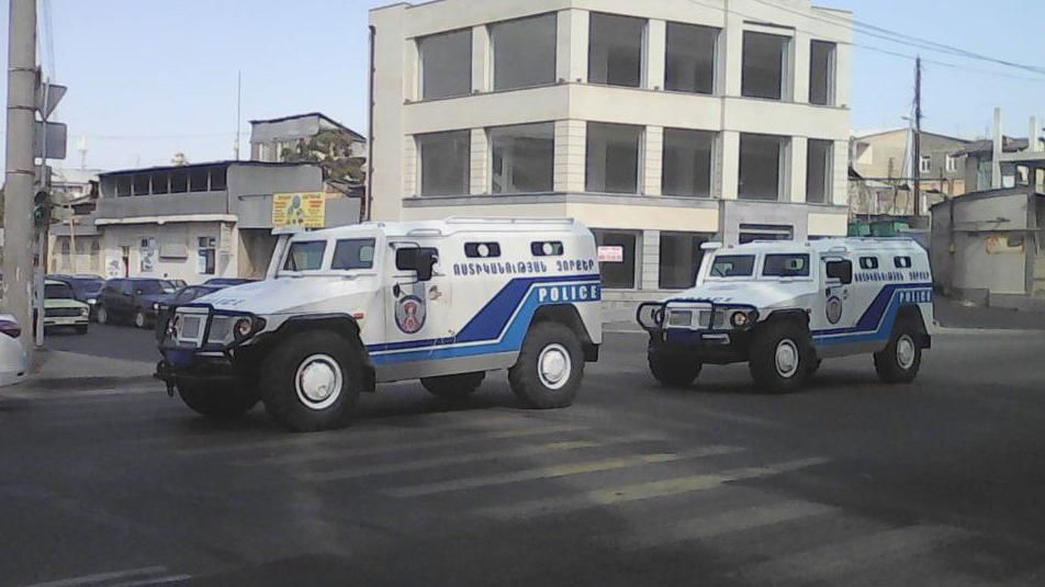 Із захопленого відділення поліції в Єревані звільнили ще одного заручника Із захопленого відділення поліції в Єревані звільнили ще одного заручника