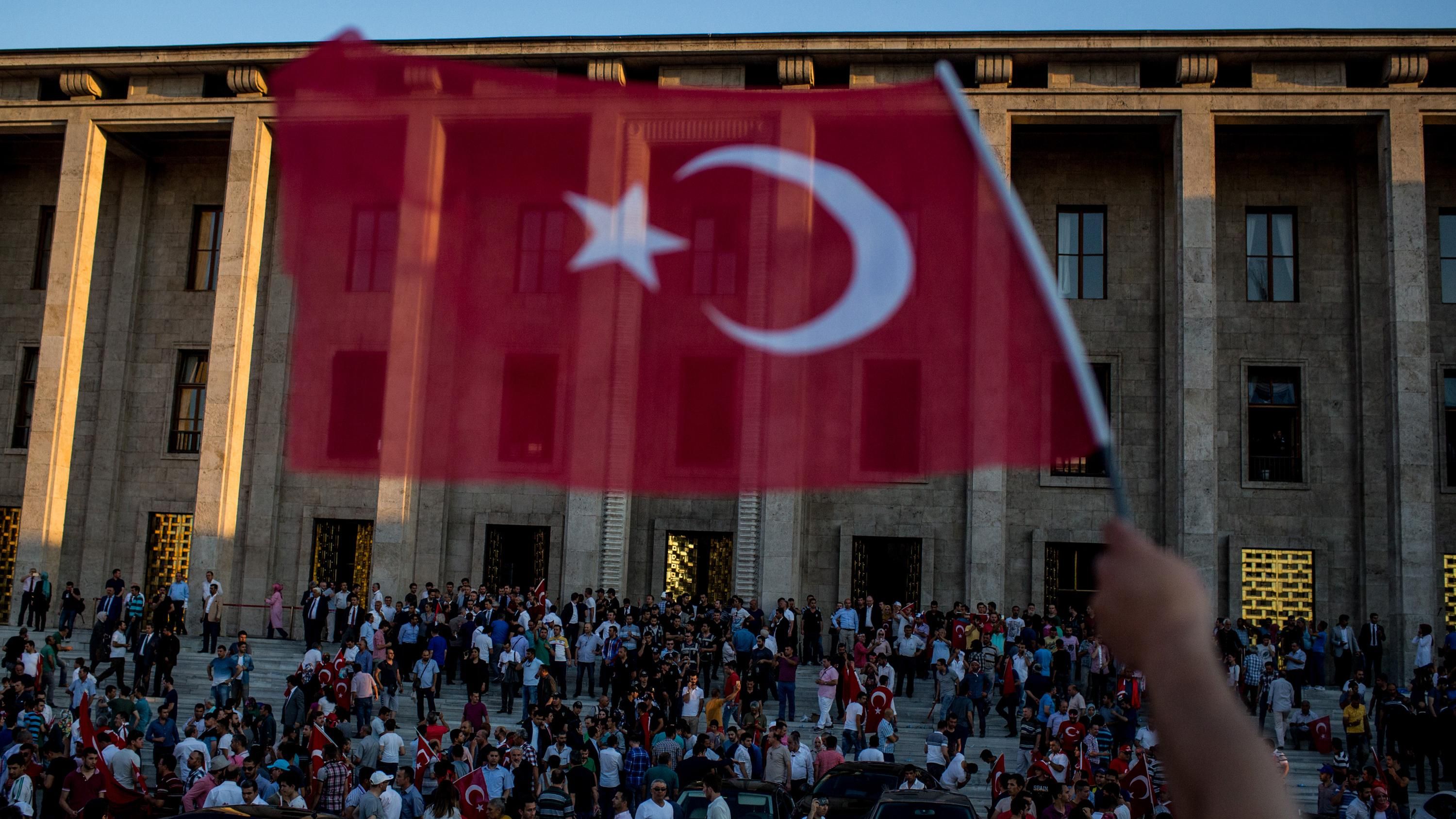 Переворот в Турции: здание парламента эвакуировали