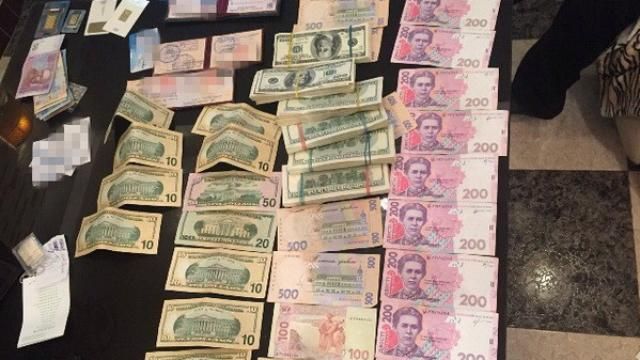 Суд арештував чиновника, що попався на чималому хабарі Суд арештував чиновника, що попався на чималому хабарі