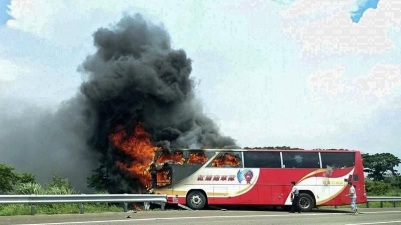 Автобус с туристами загорелся посреди дороги: люди сгорели заживо Автобус с туристами загорелся посреди дороги: люди сгорели заживо