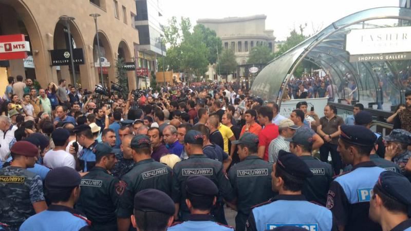 В Ереване – обострение: четверо полицейских получили ранения в результате новых столкновений