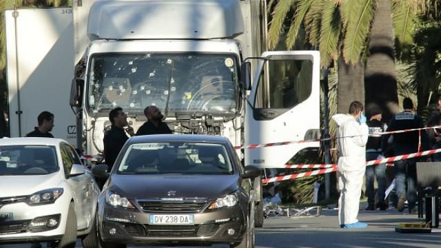 Перед нападением террорист из Ниццы делал радостные селфи на фоне злополучного грузовика