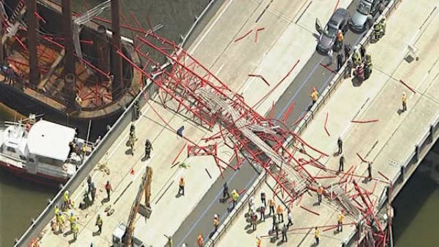 Гигантский строительный кран упал на мост в Нью-Йорке: есть раненые