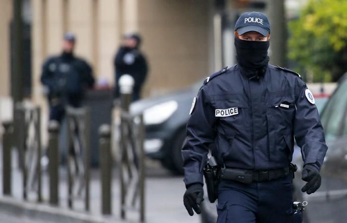 Спецназ обезвредил вооруженного мужчину во французском отеле