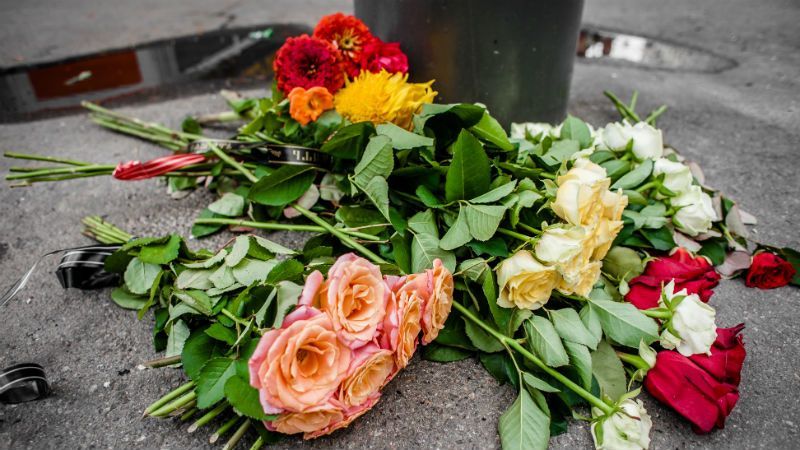 К месту гибели Шеремета люди несут цветы К месту гибели Шеремета люди несут цветы