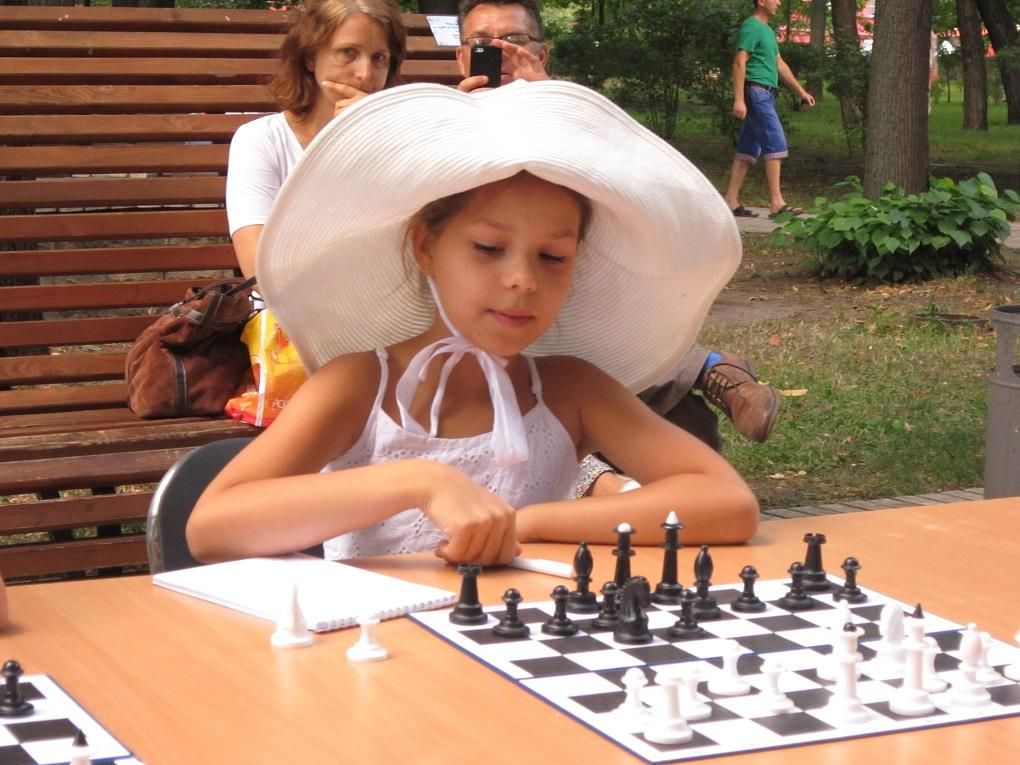 Шахматисты отметили свой праздник с жертвами и матами