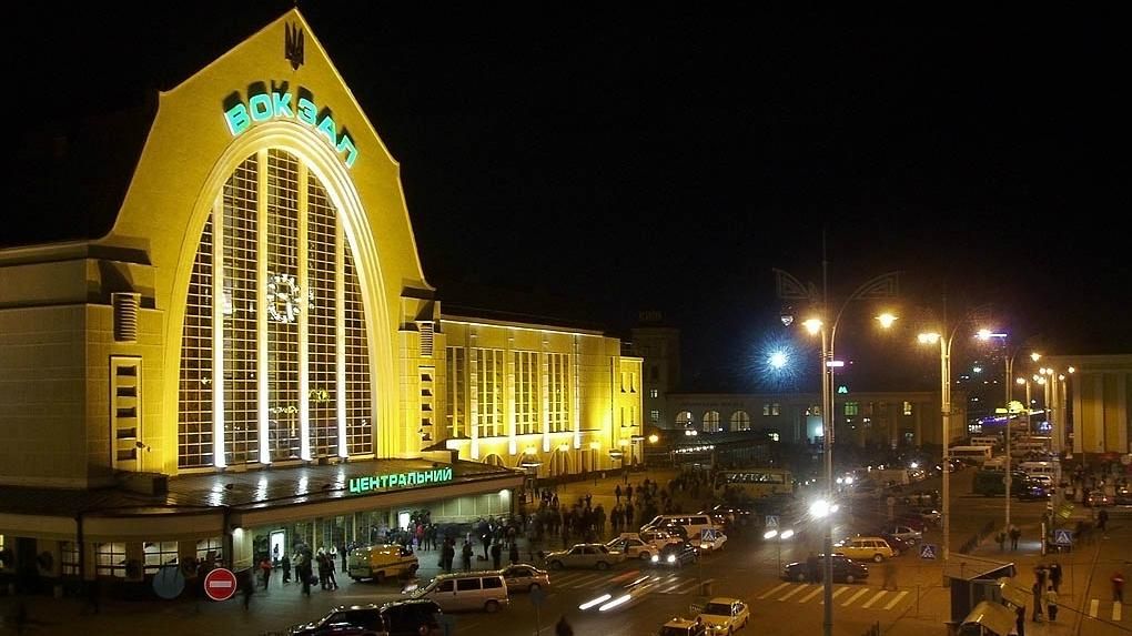 Вокзал у Києві евакуювали через "вибухівку" Вокзал у Києві евакуювали через "вибухівку"