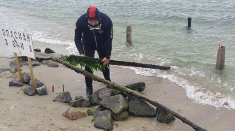 Огидні знахідки: на одеських пляжах щодня витягують з моря 100 кг сміття