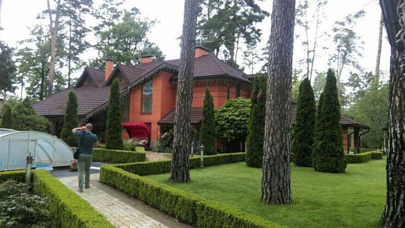 З'явилися фото коштовностей мера Бучі З'явилися фото коштовностей мера Бучі