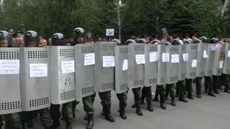 В "ДНР" провели репетицію силового опору: в перші ряди виставили людей з інвалідністю