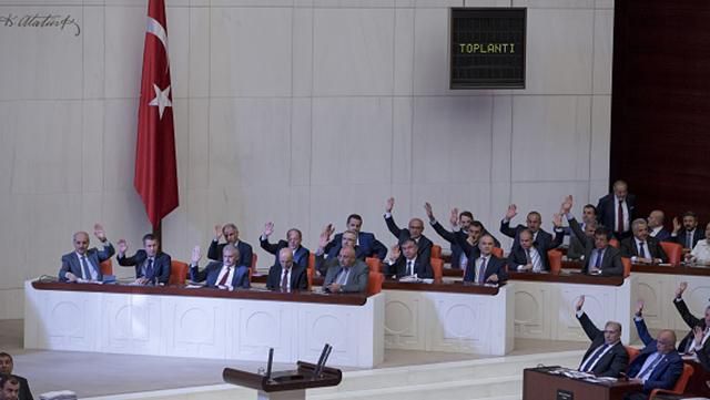 Турецкий парламент поддержал введение чрезвычайного положения в стране Турецкий парламент поддержал введение чрезвычайного положения в стране