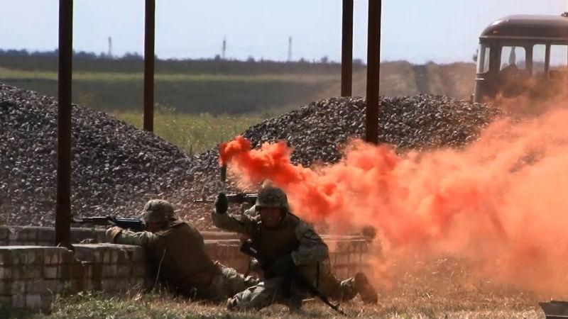 Вражаючі кадри: як тренуються українські та іноземні військові на навчаннях під Одесою Вражаючі кадри: як тренуються українські та іноземні військові на навчаннях під Одесою