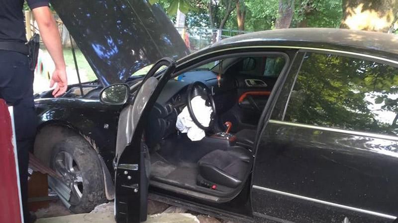 П'яний поліцейський в'їхав у паркан дитсадка П'яний поліцейський в'їхав у паркан дитсадка