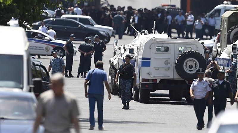 Озброєні опозиціонери в Єревані назвали умови, за яких готові відпустити всіх заручників