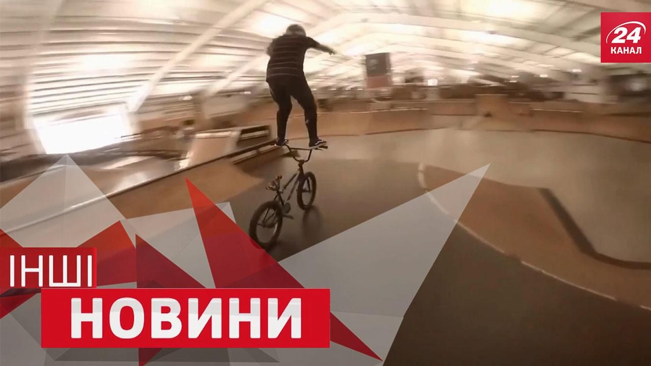 Другие новости. Лучшее. Странные развлечения в беспилотном авто. Верхом на руле велосипеда