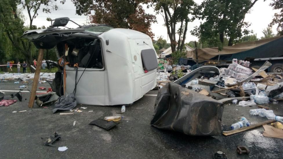 Приголомшлива ДТП на Харківщині: від фур майже нічого не залишилось Приголомшлива ДТП на Харківщині: від фур майже нічого не залишилось