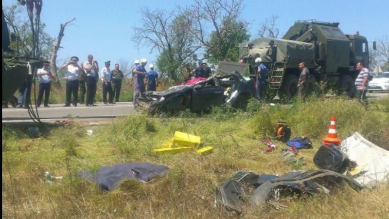 Авто влетело в военную колонну в Крыму, погибли двое людей
