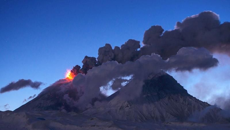 Мощный выброс пепла над вулканом произошел в России
