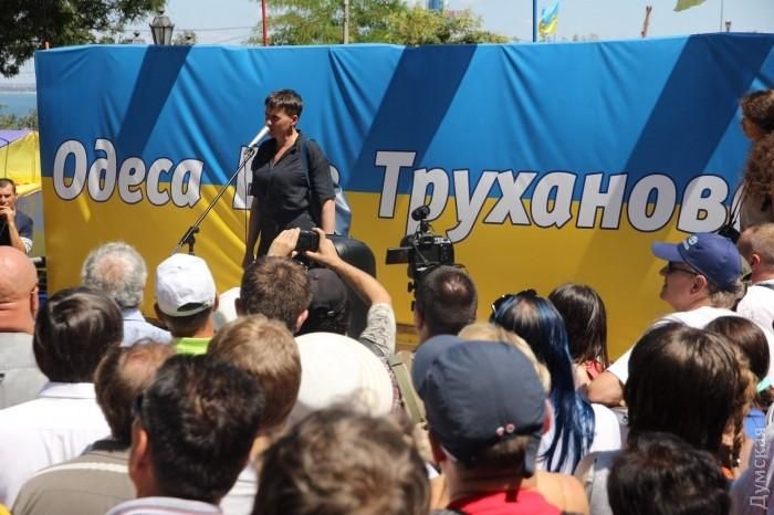 Савченко спробували закидати яйцями в Одесі