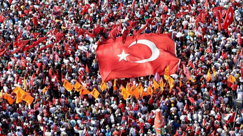 Людське море під турецьким прапором: тисячі людей вийшли на підтримку демократії