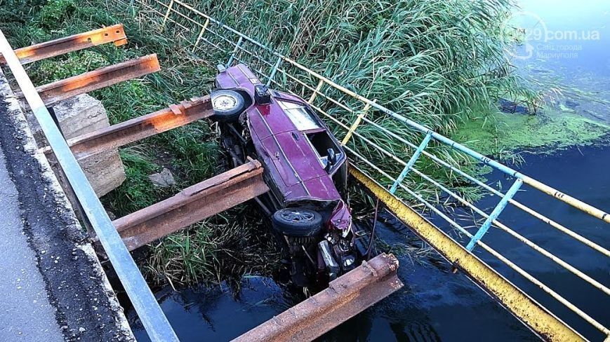 Автомобіль з військовими упав у річку в Маріуполі, – ЗМІ