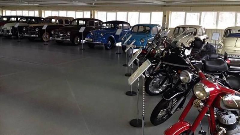 Янукович залишився без своїх ретро-автомобілів у Межигір'ї Янукович залишився без своїх ретро-автомобілів у Межигір'ї