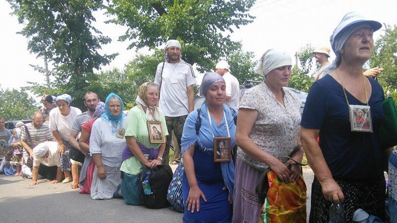 Участники крестного хода Московского патриархата на коленях отправилась в Киев: фото