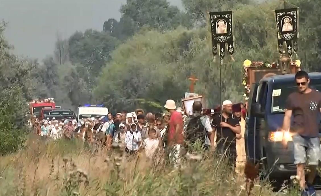 Хресну ходу у Борисполі зустріли з часником та яйцями Хресну ходу у Борисполі зустріли з часником та яйцями