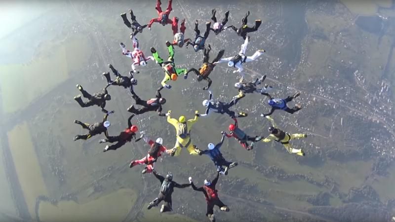 Екстремальний рекорд: під Харковом парашутисти стрибнули з 5-кілометрової висоти