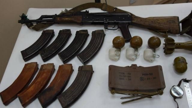 Бійці показали російські "трофеї", які відвоювали в терористів Бійці показали російські "трофеї", які відвоювали в терористів