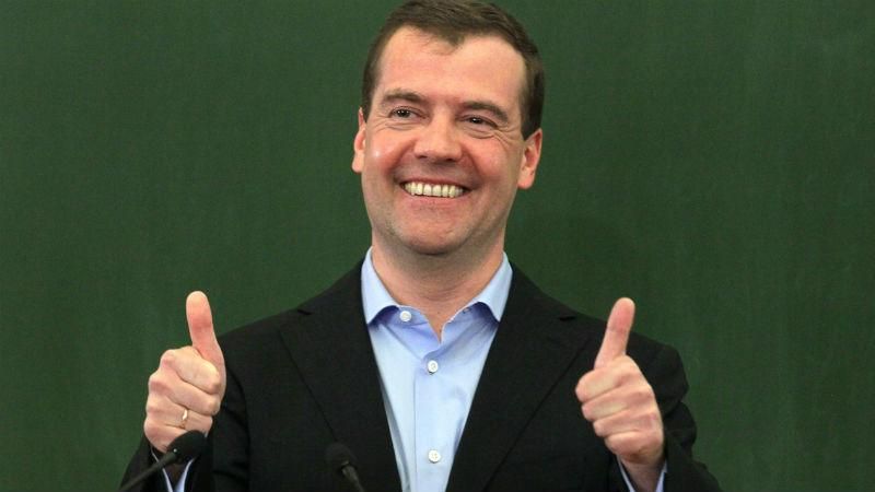 С Медведева снова смеются в сети за неудачную шутку
