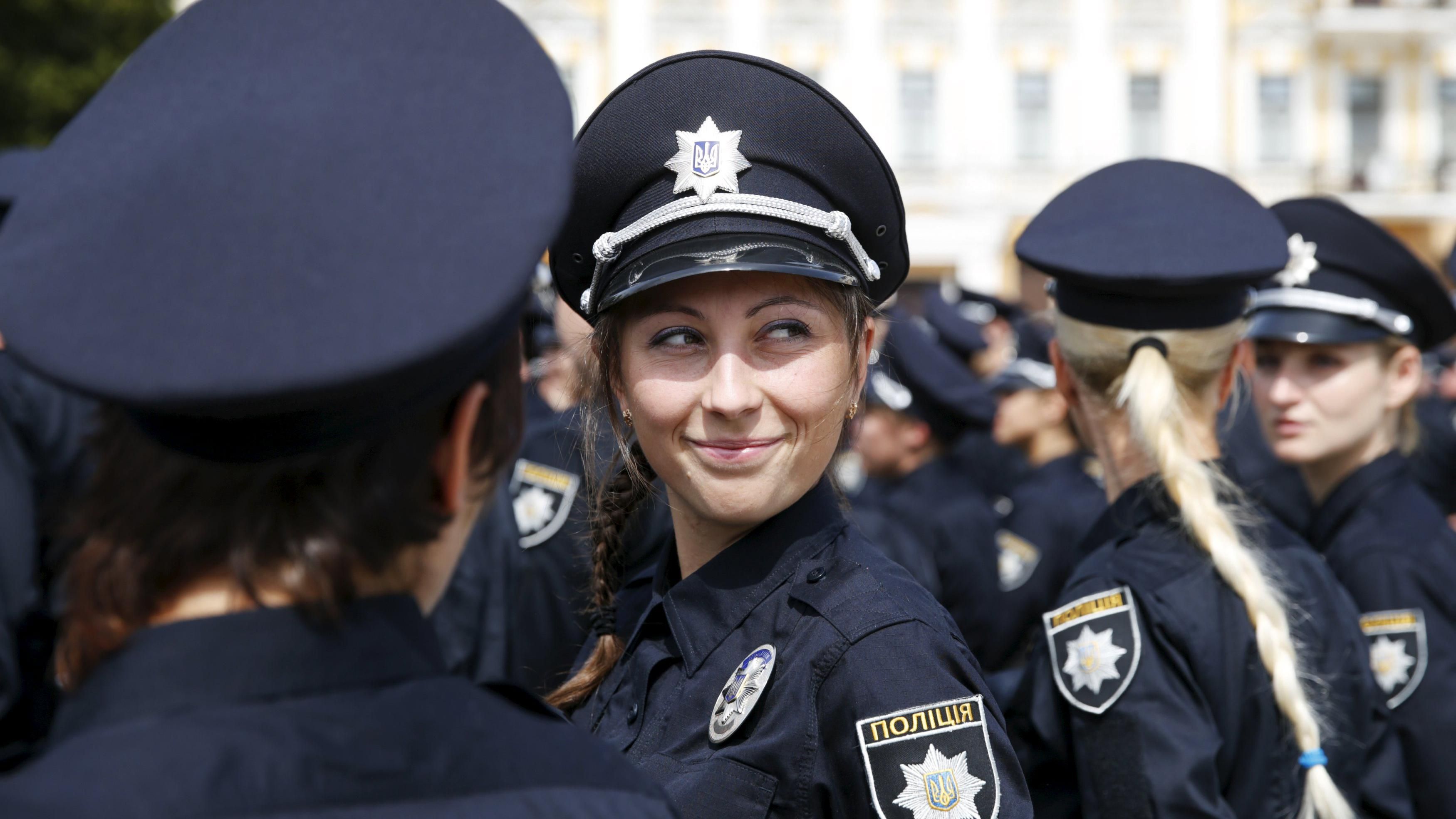 Станцювати стриптиз чи пересунути ліжко: незвичні звернення до львівської поліції