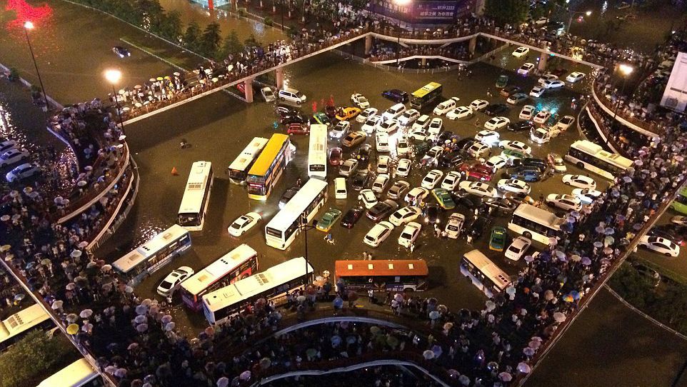 Большая вода пришла в Китай: затопленные города, множество жертв