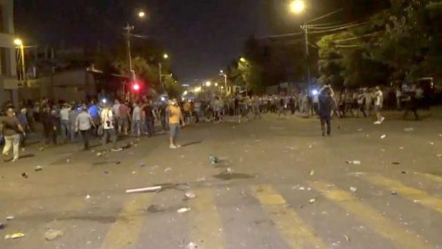 Тисячі вірмен вийшли у підтримку радикалів Тисячі вірмен вийшли у підтримку радикалів