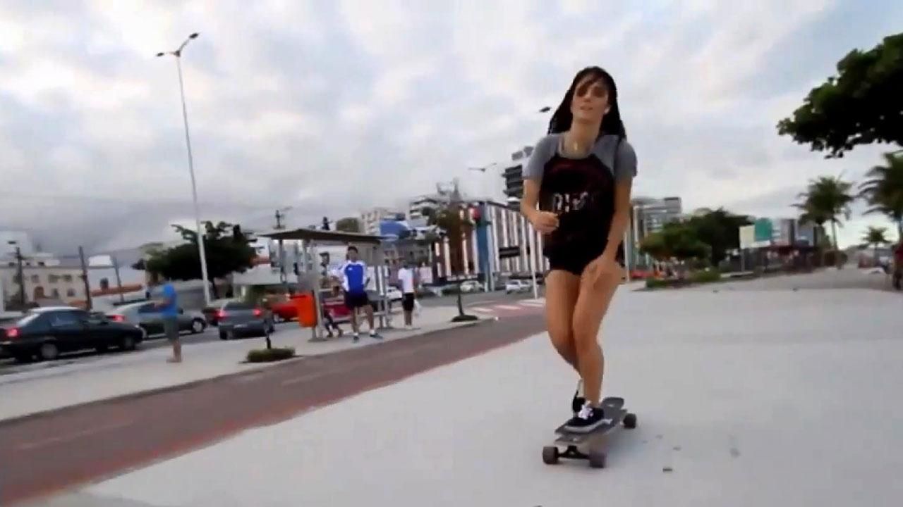 Дівчина показала грайливі танці на скейті Дівчина показала грайливі танці на скейті