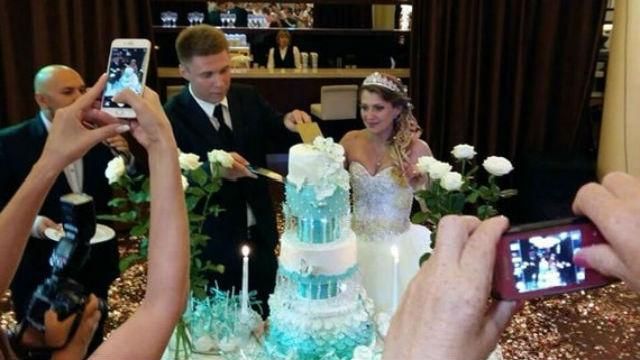 Весілля року в "ДНР" – російський журналіст і "правозахисниця" влаштували пишне гуляння Весілля року в "ДНР" – російський журналіст і "правозахисниця" влаштували пишне гуляння