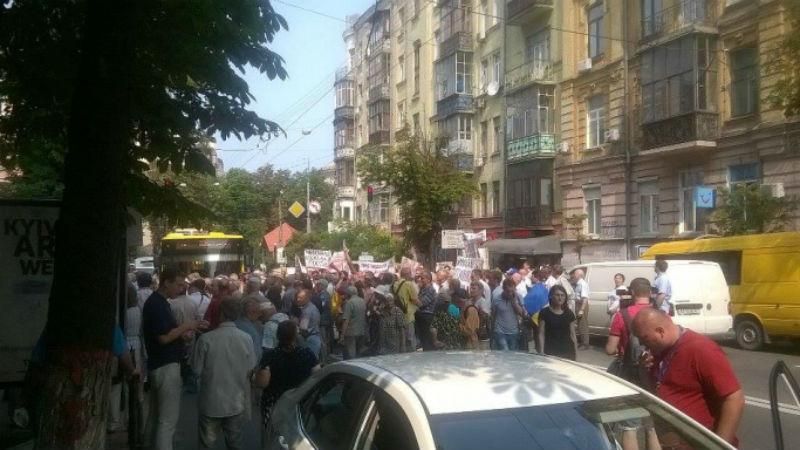 Возмущенные вкладчики "Михайловского" перекрыли центр Киева