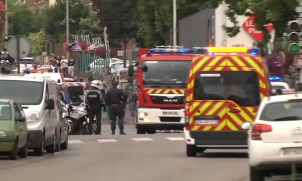 Вооруженные нападавшие взяли в плен людей во Франции Вооруженные нападавшие взяли в плен людей во Франции