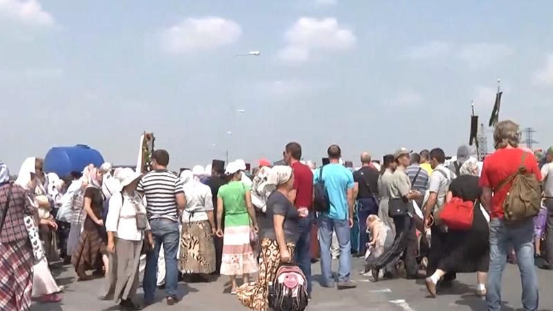 Хресна хода під Борисполем відновила свій рух на Київ Хресна хода під Борисполем відновила свій рух на Київ