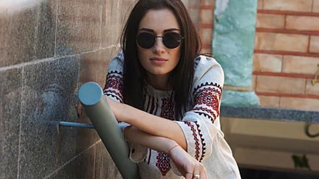 Українська співачка влаштувала фотосесію під Радою