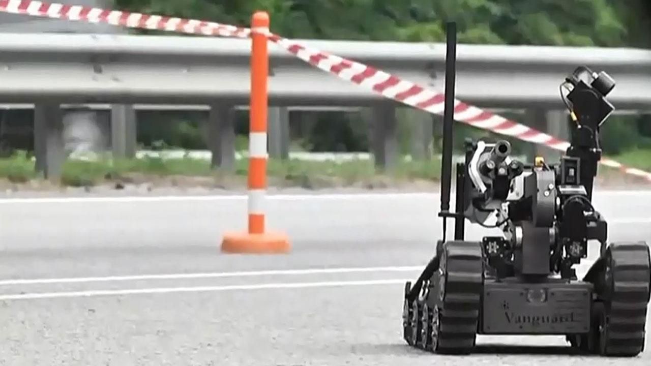 З’явилося відео знешкодження гранати на маршруті хресної ходи З’явилося відео знешкодження гранати на маршруті хресної ходи