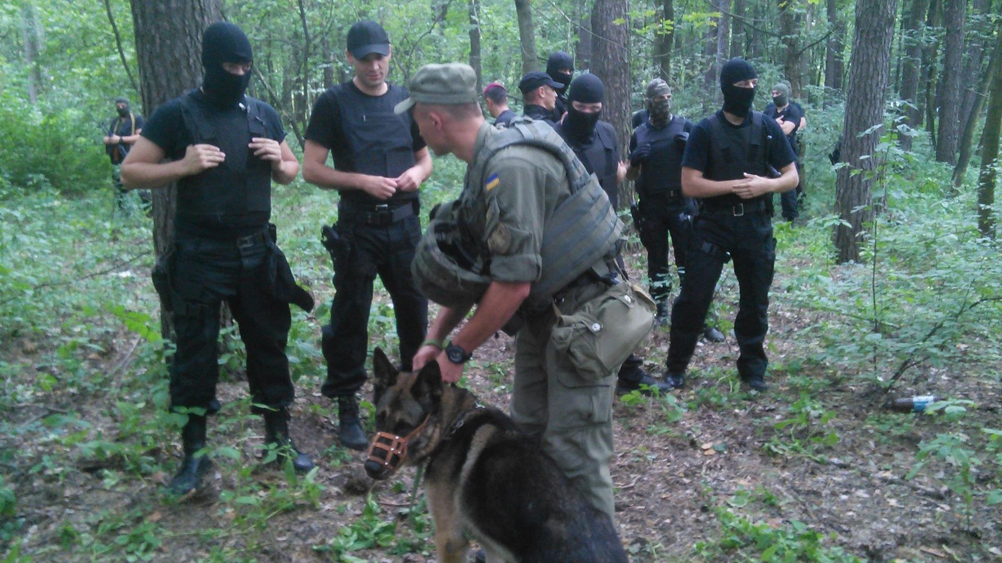 Озброєні силовики оточили блокпост противників хресної ходи у Києві