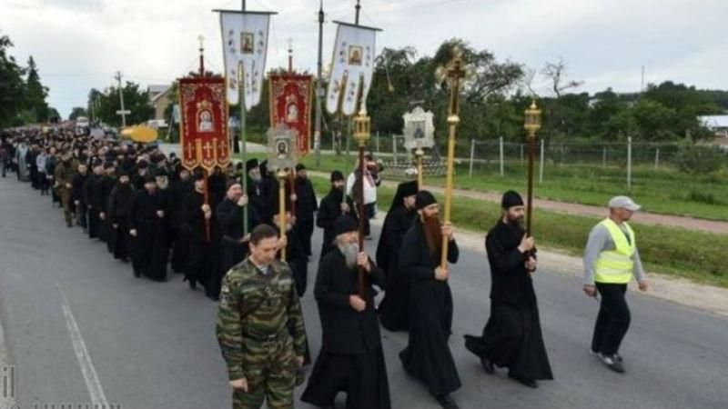 Верующий во время крестного хода набросился на журналистов 24 Канала Верующий во время крестного хода набросился на журналистов 24 Канала