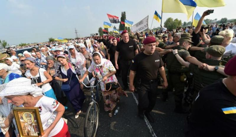 Небезпечна хода: з'явилось відео нападу вірянина на журналіста