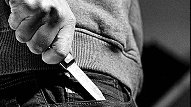 Зловмисник накинувся з ножем на поліцейську