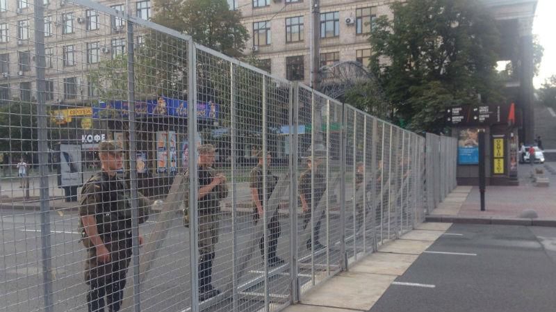 Киев готовится к крестному ходу – уже построили металлический забор