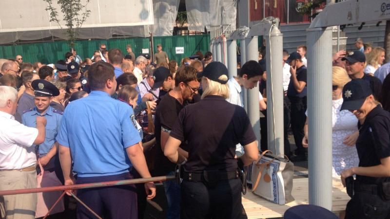 На Хрещатику довжелезні черги: люди не можуть потрапити на роботу На Хрещатику довжелезні черги: люди не можуть потрапити на роботу