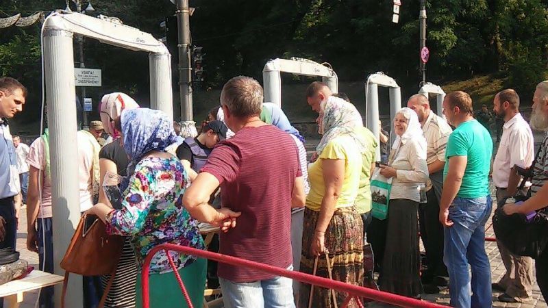 По центру Киева движется первая колонна верующих По центру Киева движется первая колонна верующих