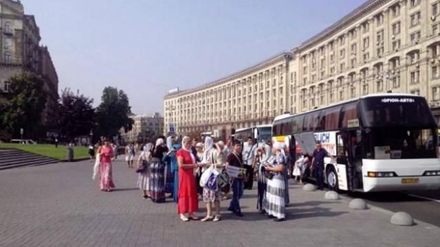 Хресна хода: перші автобуси з прочанами вже у Києві, на Майдані – черги