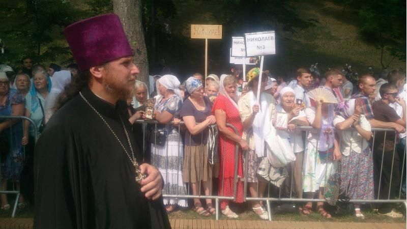 Крестный ход хлынул на Владимирскую горку: фото, видео Крестный ход хлынул на Владимирскую горку: фото, видео